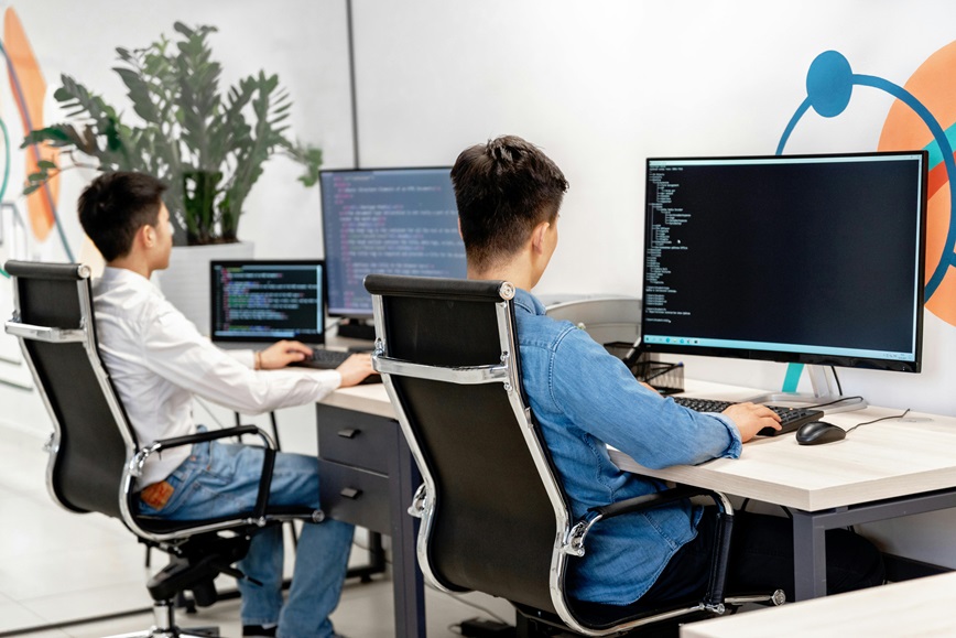 2 programmeurs en train de travailler au bureau