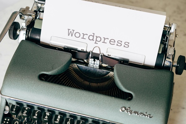 machine à écrire sortant un papier ayant le titre WordPress