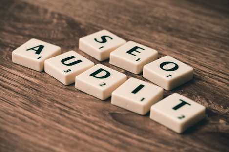 Des pièces de Scrabble formant les mots : SEO et Audit