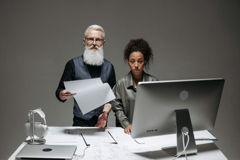 Agence de Développement Web - Un homme et une femme travaillent ensemble pour Création de Sites Internet réussis