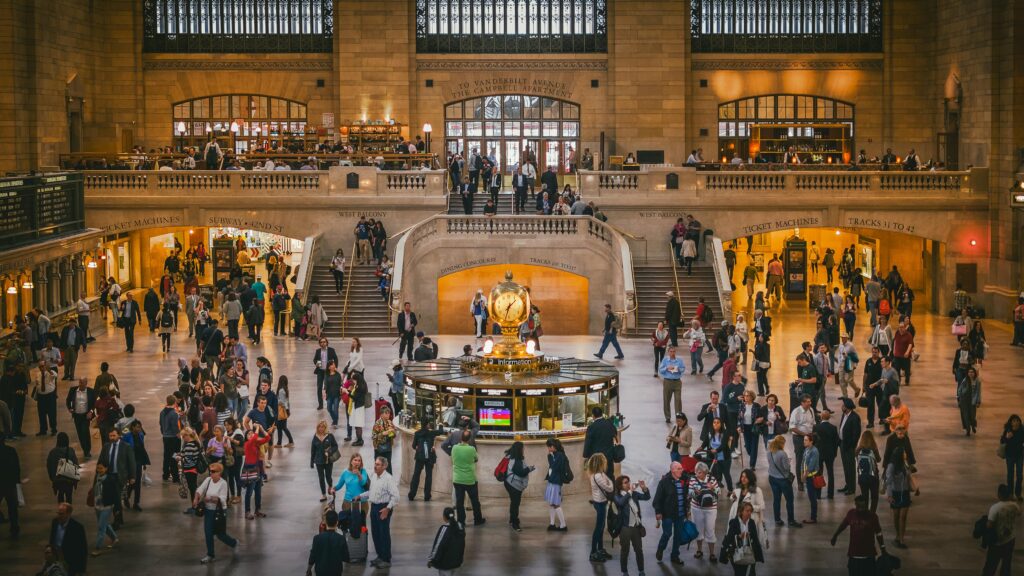 Un large publique dans une énorme salle