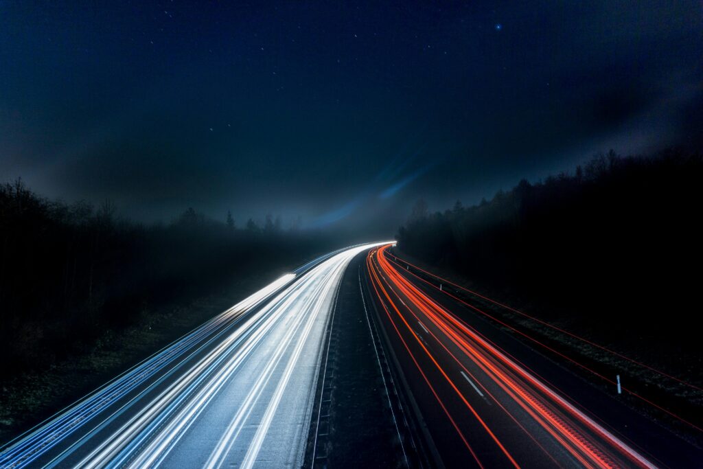 Autoroute avec des effets de lumières continue suggere la vitesse 