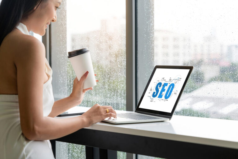 Une femme regarde une page SEO d'un site web sur son ordinateur portable
